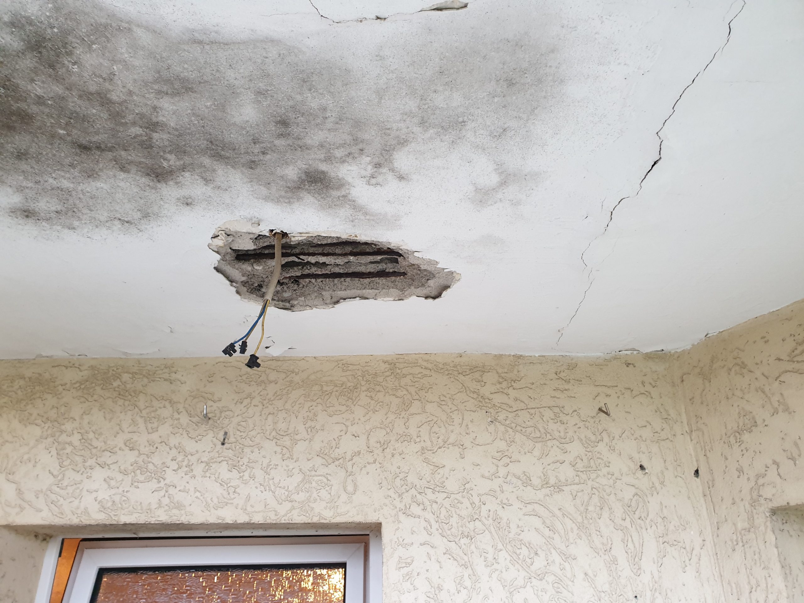 depth-of-field-photo-of-man-sitting-on-chair-while-holding-1600x900px