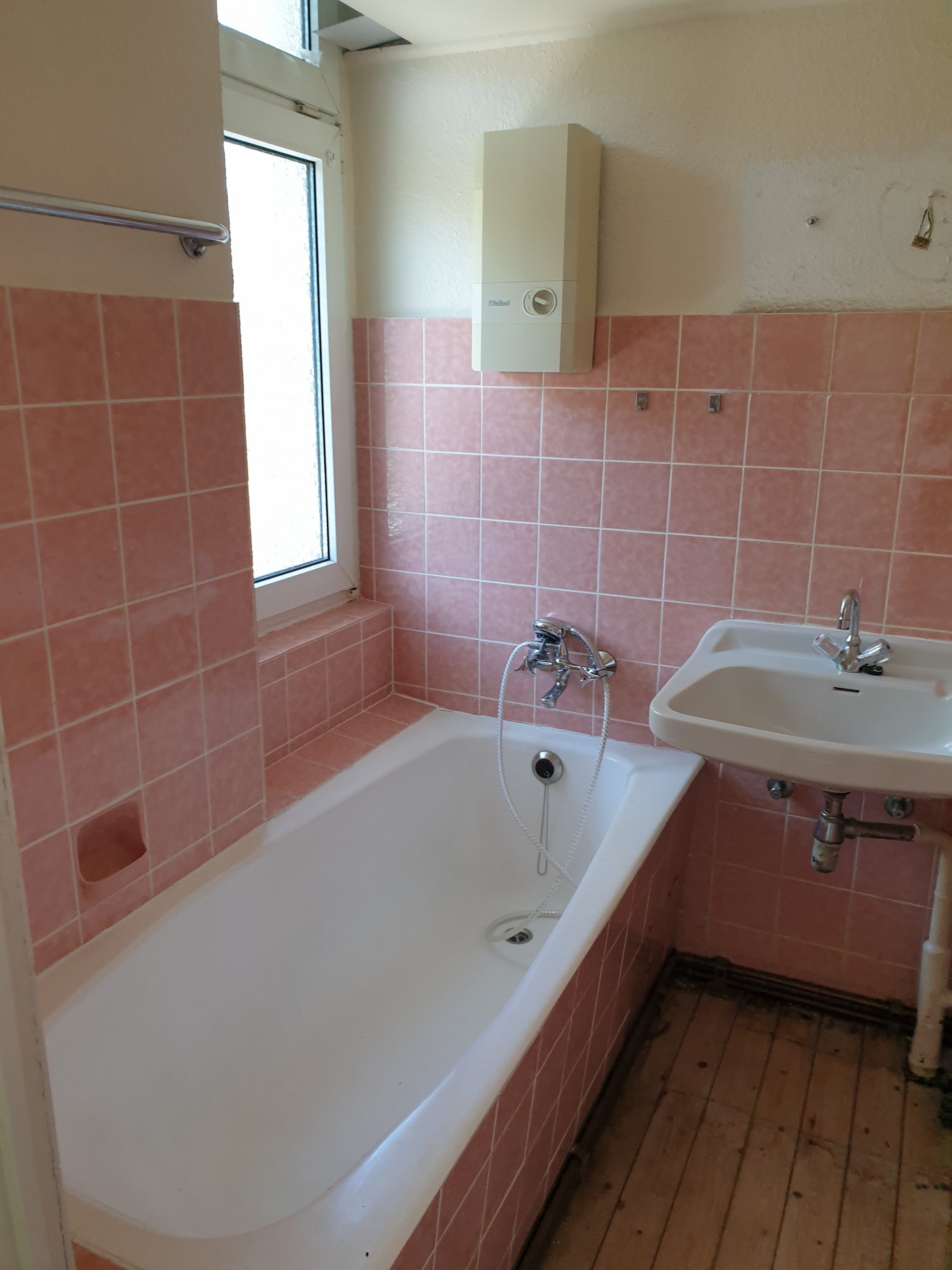 depth-of-field-photo-of-man-sitting-on-chair-while-holding-1600x900px