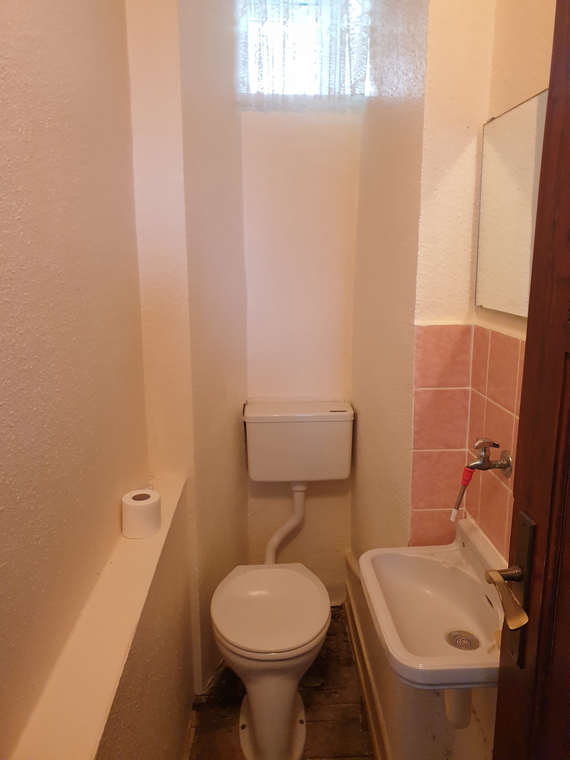 depth-of-field-photo-of-man-sitting-on-chair-while-holding-1600x900px