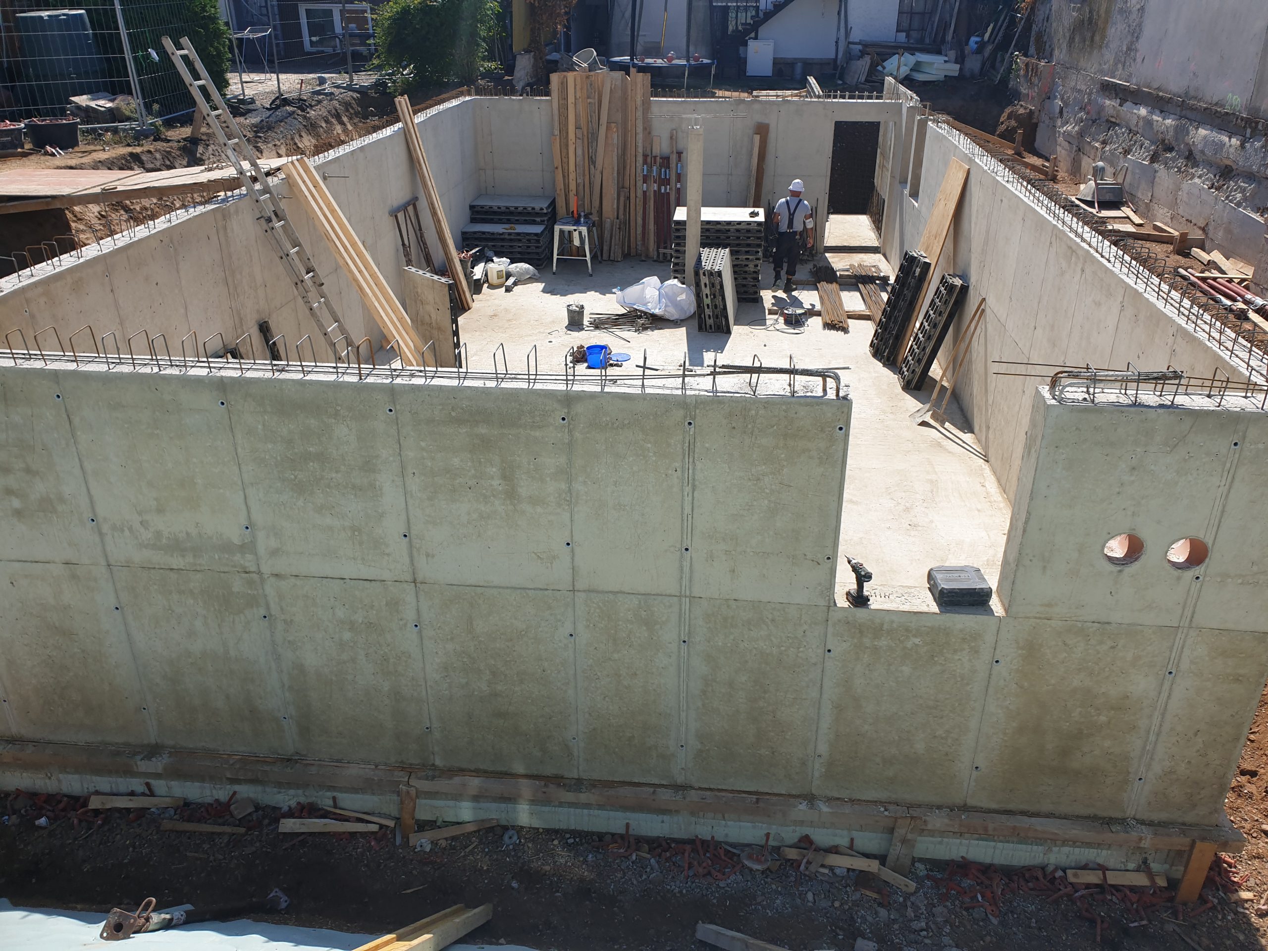 depth-of-field-photo-of-man-sitting-on-chair-while-holding-1600x900px