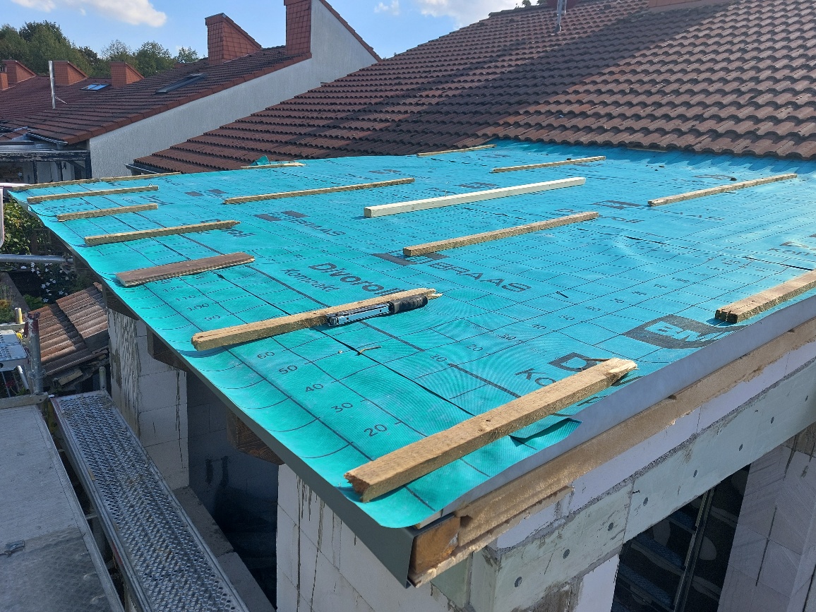depth-of-field-photo-of-man-sitting-on-chair-while-holding-1600x900px