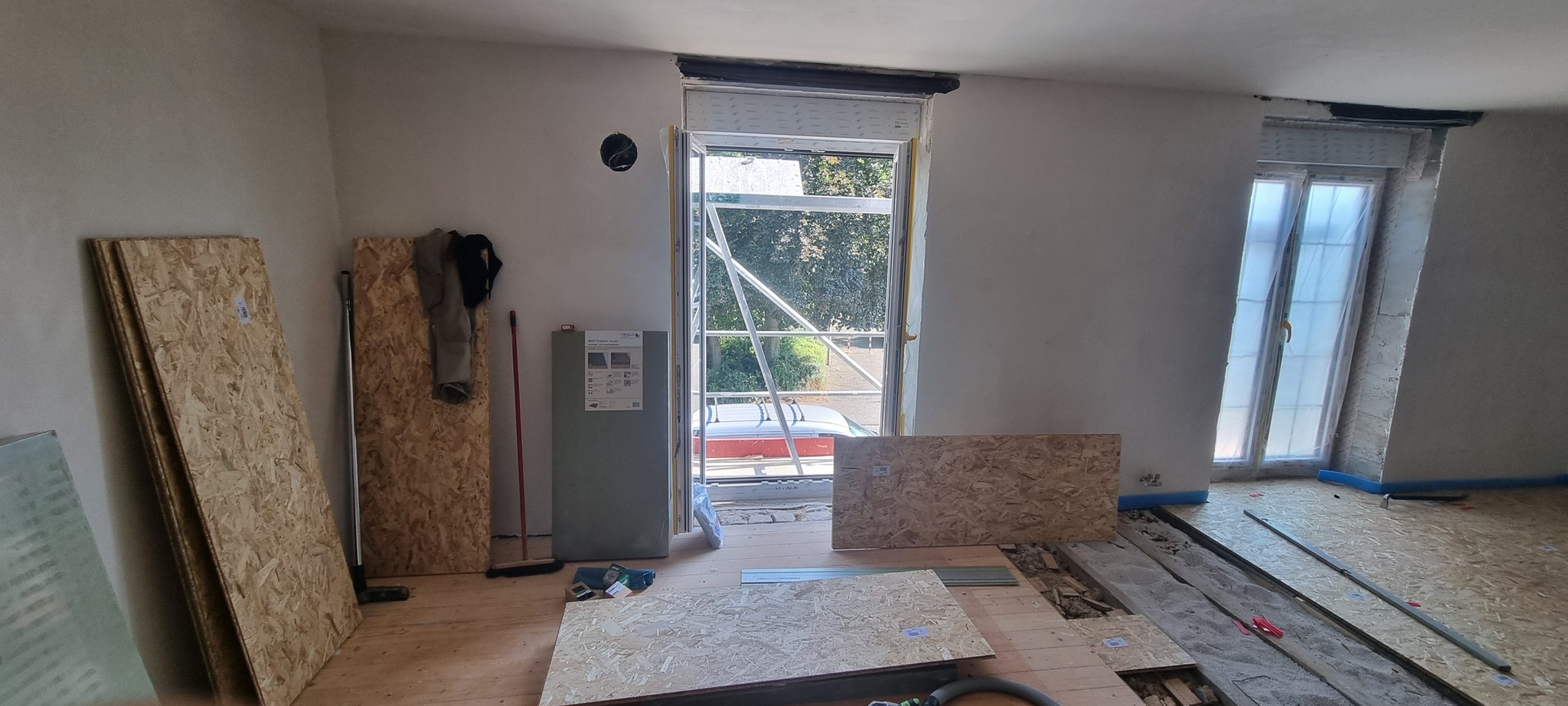 depth-of-field-photo-of-man-sitting-on-chair-while-holding-1600x900px