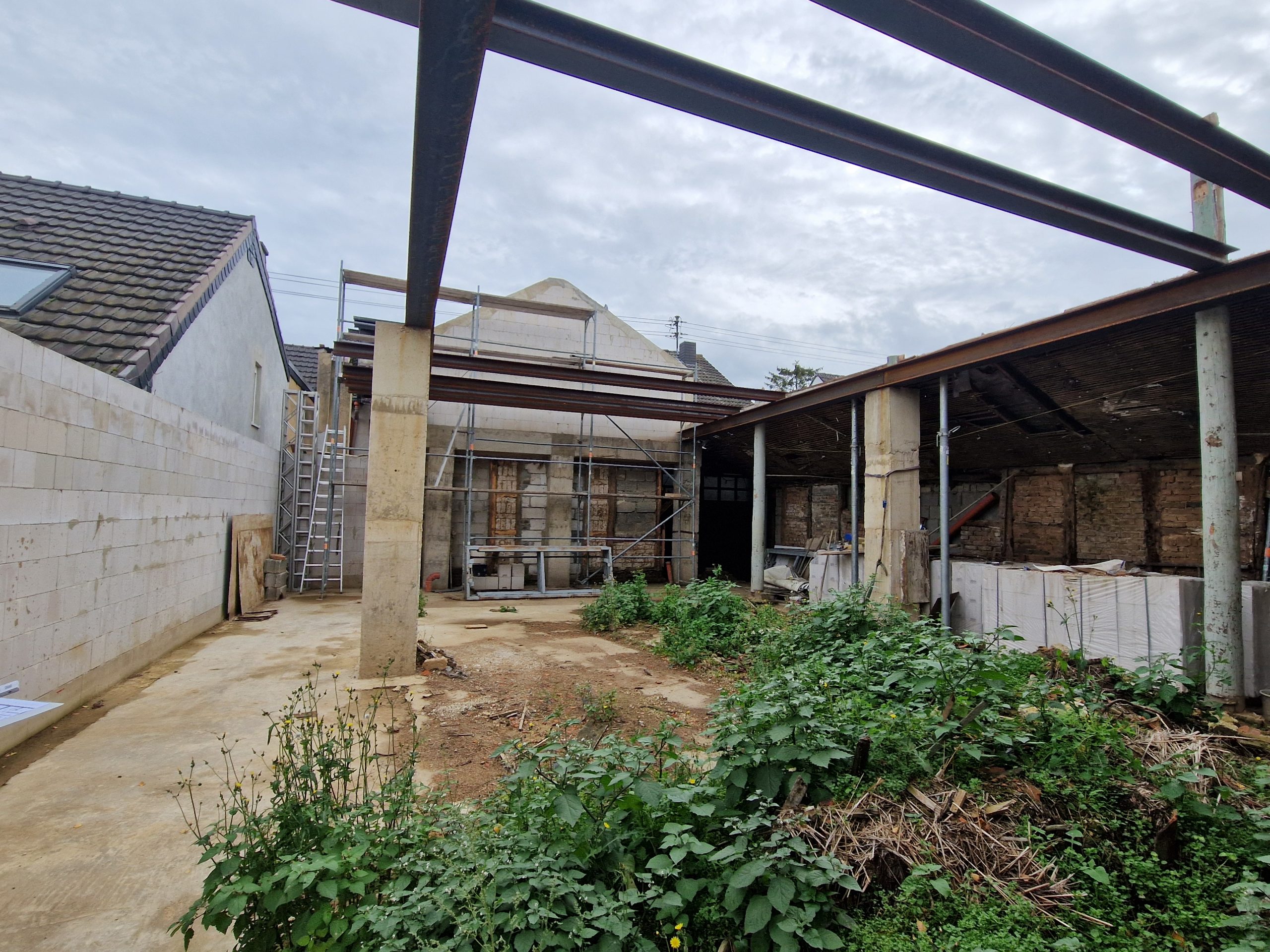 depth-of-field-photo-of-man-sitting-on-chair-while-holding-1600x900px