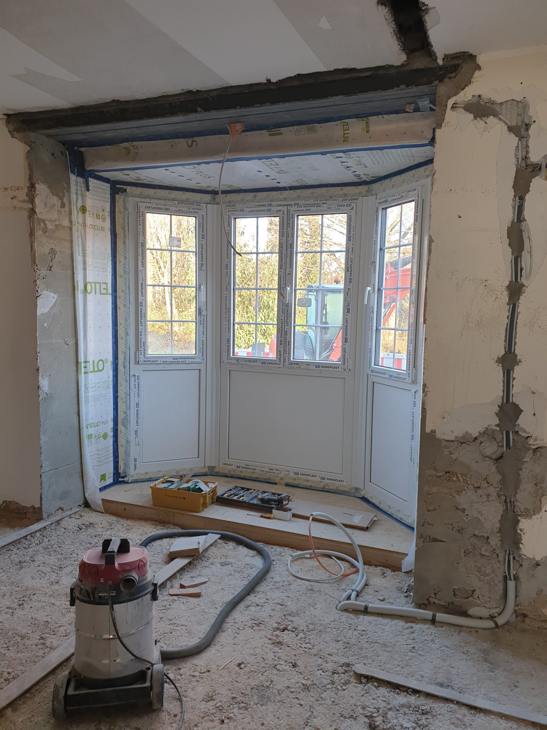 depth-of-field-photo-of-man-sitting-on-chair-while-holding-1600x900px