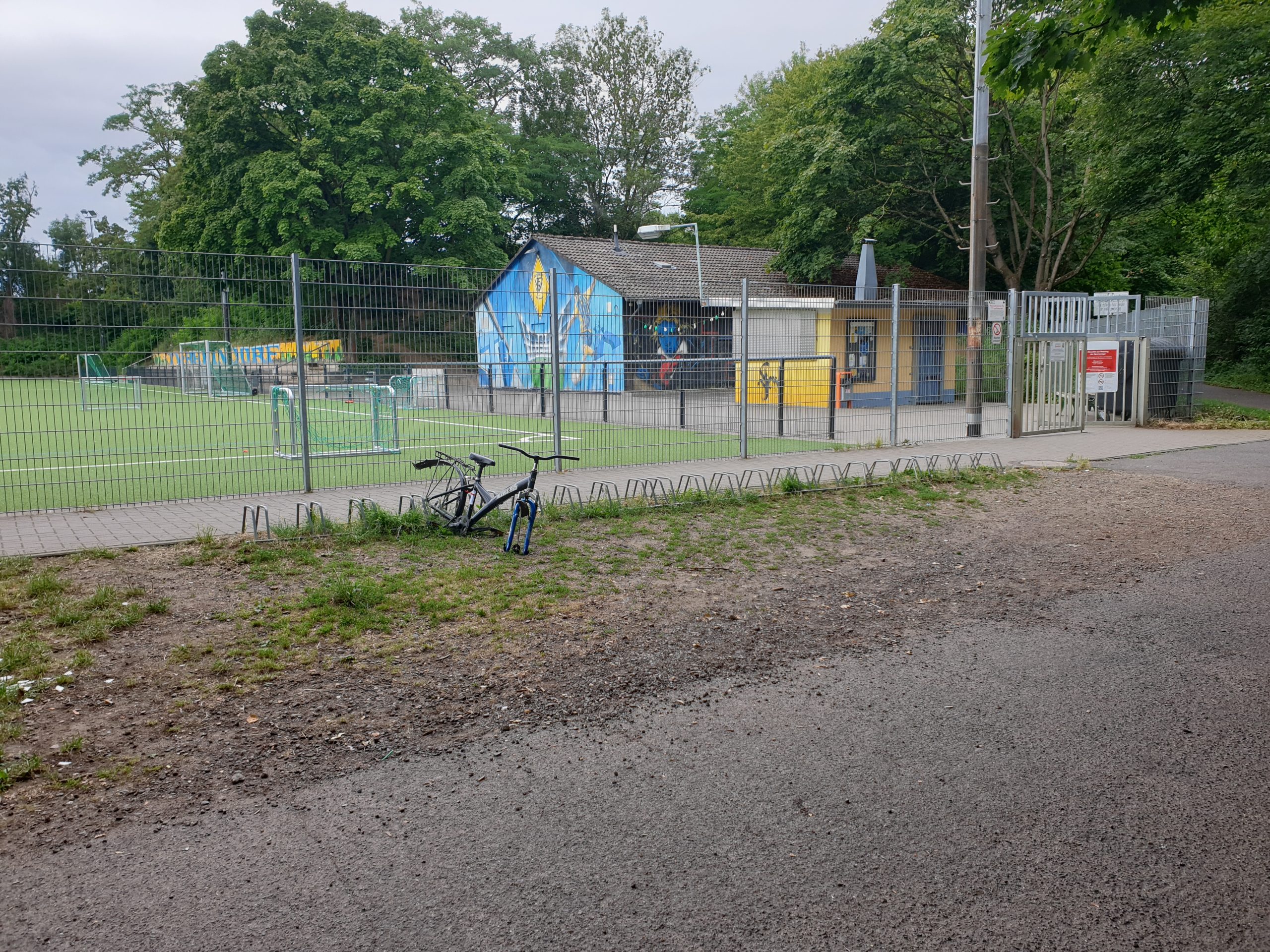depth-of-field-photo-of-man-sitting-on-chair-while-holding-1600x900px