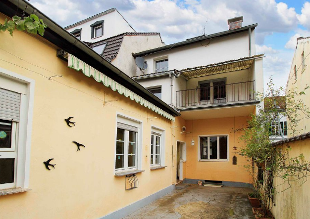 depth-of-field-photo-of-man-sitting-on-chair-while-holding-1600x900px