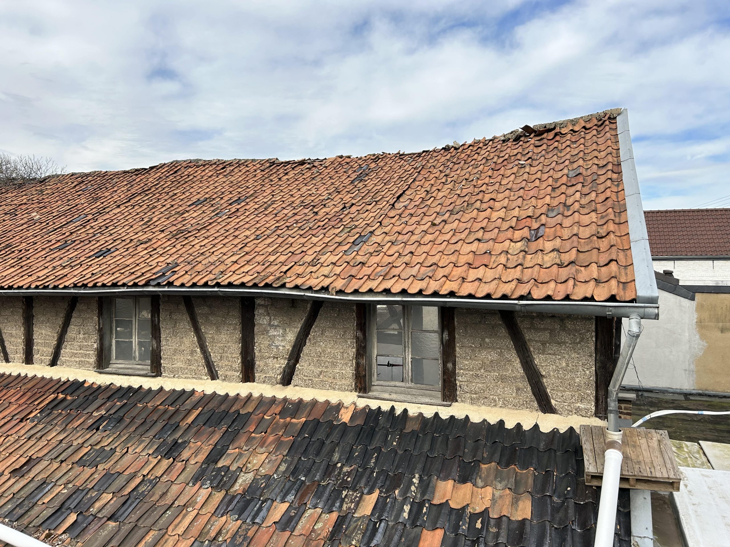 depth-of-field-photo-of-man-sitting-on-chair-while-holding-1600x900px