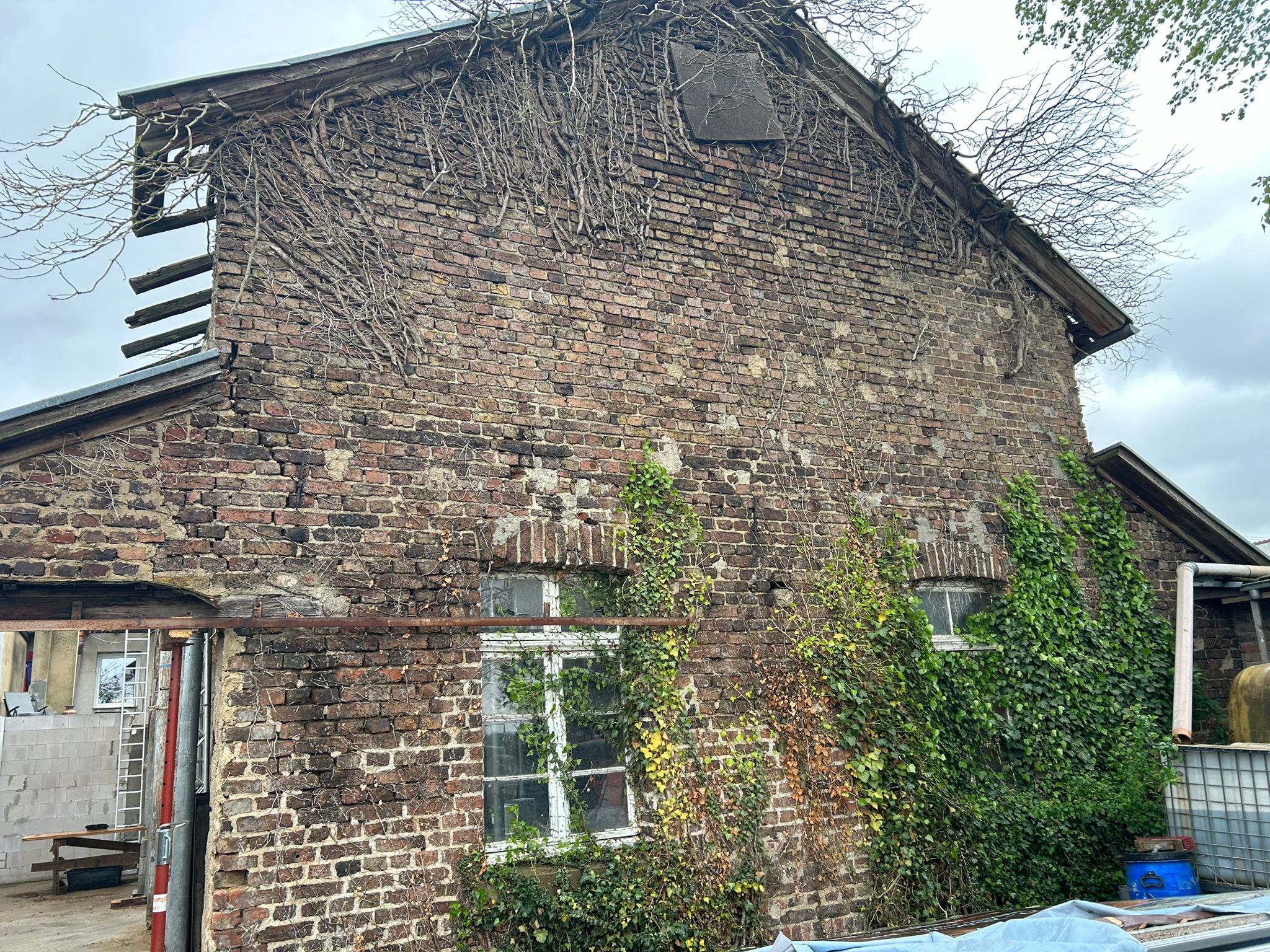depth-of-field-photo-of-man-sitting-on-chair-while-holding-1600x900px